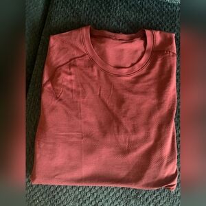 Lululemon Metal Vent Shirt in Men's Medium Red